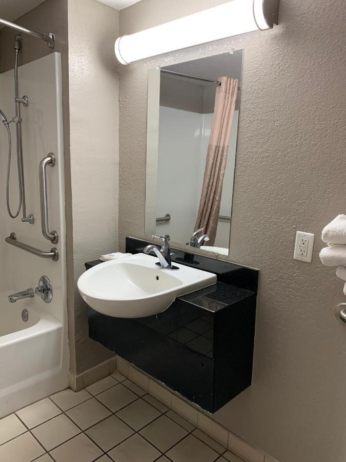 Motel 6-Laredo, Tx - North I-35 Екстер'єр фото